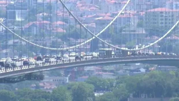 15 Temmuz Şehitler Köprüsü'nde hareketli anlar! Taksiciye silah gösterip köprüye getirtti...