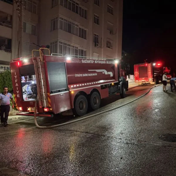 7 katlı binanın teras katında yangın