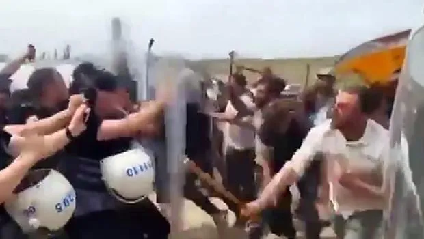 Ankara'da denetim yapılmasına izin vermeyen kurban satıcıları, polise saldırdı