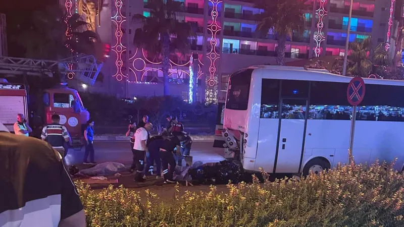 Antalya'da park halindeki midibüse çarpan motosikletteki 2 kişi öldü