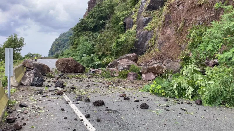 Artvin'de Heyelan! Sahil Yolu Neden Kapandı? İşte Detaylar