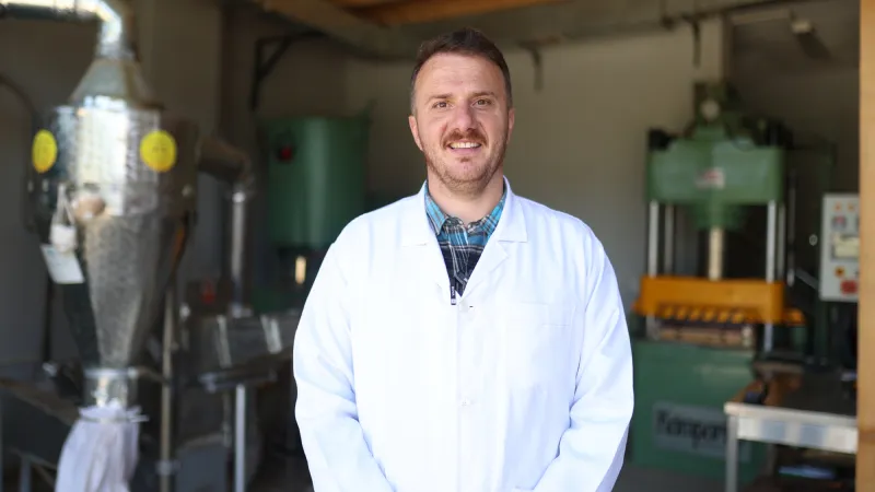 Atık çay lifleri plastiğe alternatif malzemeye dönüşüyor