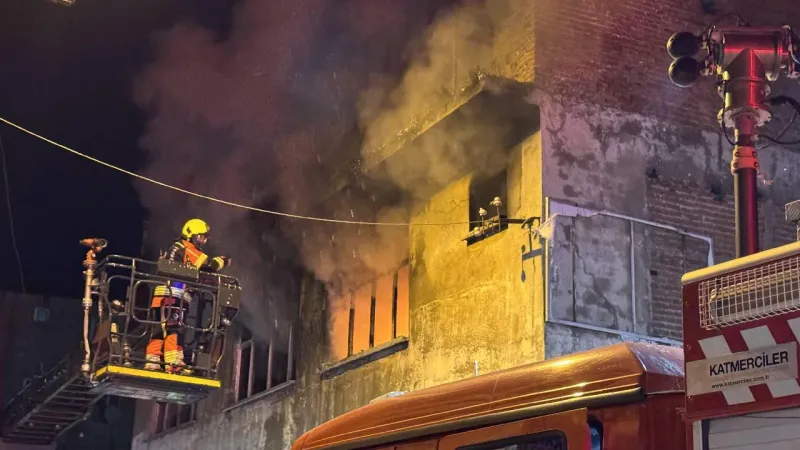 Balıkesir'de 3 katlı binada çıkan yangında 1 kişi hayatını kaybetti