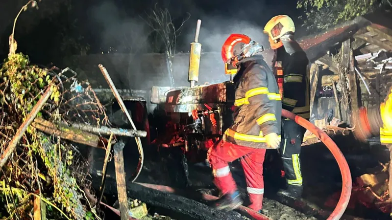 Bartın'da yıldırım isabet eden 2 araç küle döndü