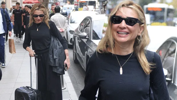 Bavuluyla dolaşıyor... Evim var ama otelde kalmayı tercih ediyorum