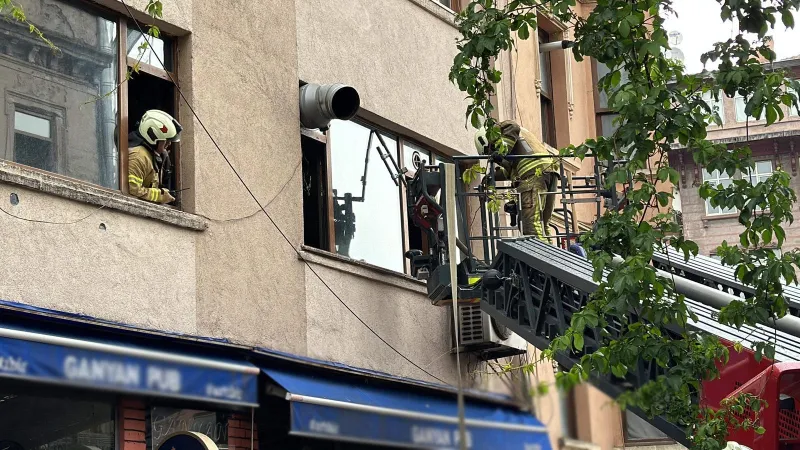 Beyoğlu'nda Korkunç Yangın! 6 Katlı Binada Mahsur Kalanlar Var!