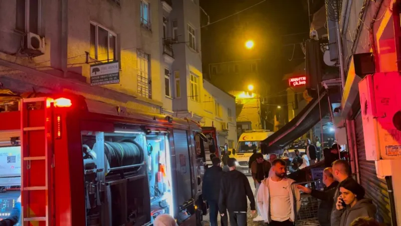 Beyoğlu'nda Korkunç Yangın! 8 Kişi Alevlerden Kurtarıldı