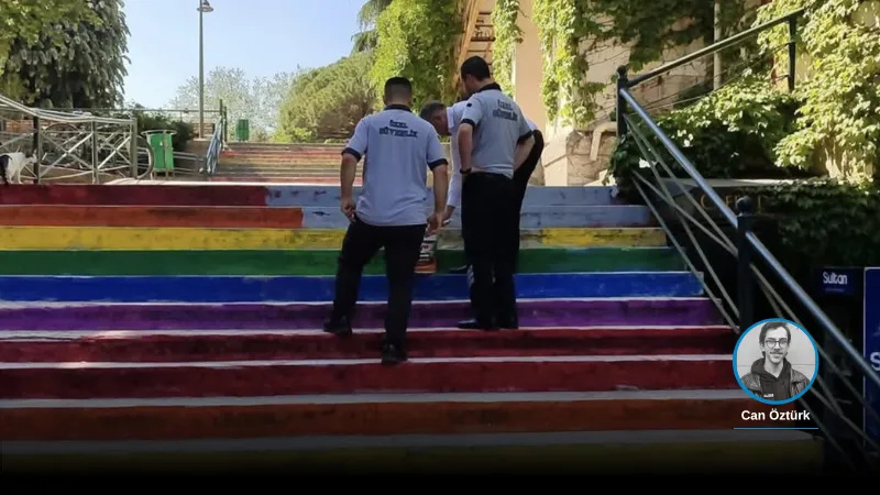 Boğaziçi Üniversitesi’nde öğrencilerin boyadığı gökkuşağı merdivene özel güvenlik engeli: Biz onlara renklerle gelirken onlar bize griliği layık görüyorlar