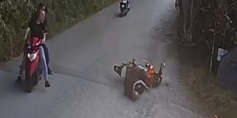 Devrilen motosikletin sürücüsü ağır yaralandı