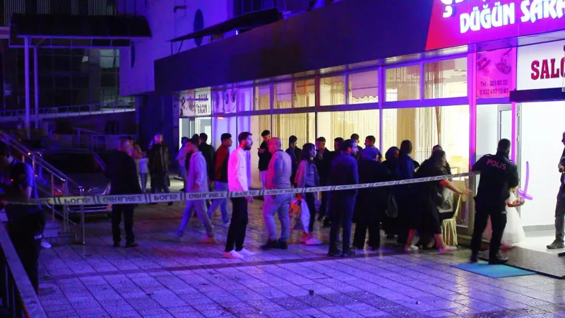 Düğün salonu önünde 'yol verme' kavgası: 2'si ağır 5 kişi yaralandı