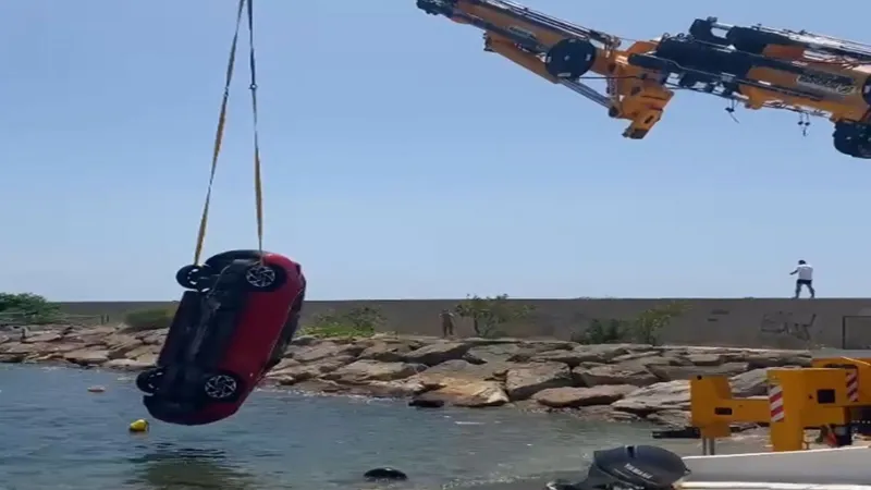 El freni çekilmeyen otomobil denize düştü