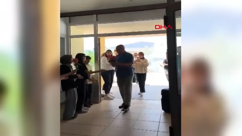 Emekli olan okul müdürüne öğrencilerinden çiçekli, müzikli veda