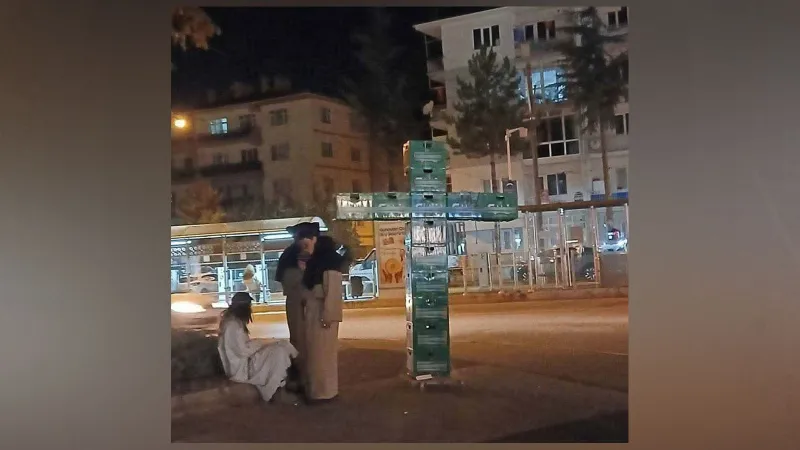 Eskişehir'de 3 kişi, bira kasalarıyla haç işareti yaptıkları için gözaltına alındı