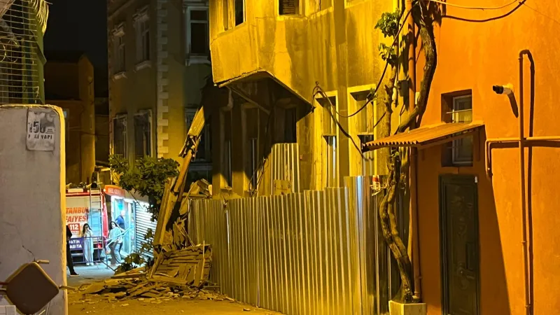 Fatih'te bir binada çökme! Ekipler olay yerinde