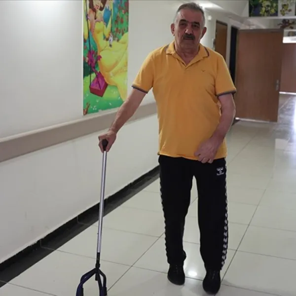 Felçli hasta sedyeyle geldiği hastaneden yürüyerek çıktı