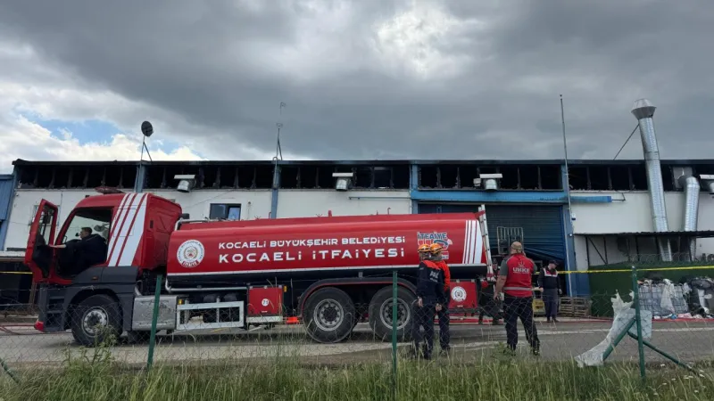Gebze'de boya fabrikasında yangın