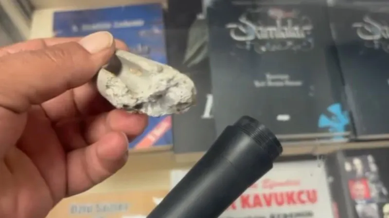 İnternetten aldığı mikrofonun içinden beton çıktı