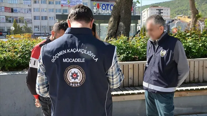 İstanbul'da göçmen kaçakçılarına operasyon: 8 kişi tutuklandı