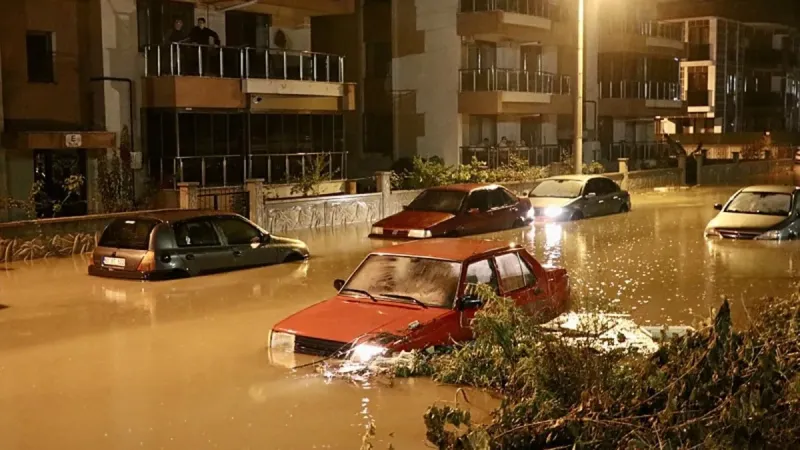 İzmir'de aynı manzara! Yağış sonrası Bergama sokakları göle döndü