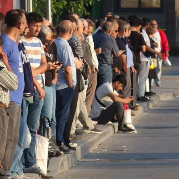 İzmir'de Şok Grev! Otobüsler Durdu, Halk Perişan!