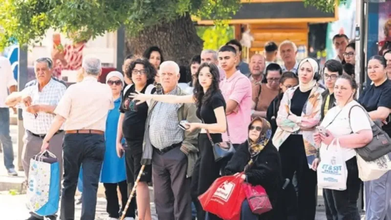 İzmir'de Grev Kaosu: Ulaşım Felç, Çöpler Dağ Oldu!