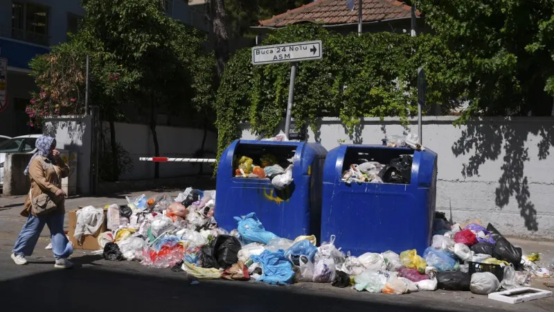 İzmir'de Çöp Krizi! Sokaklar Neden Çöplüğe Döndü?