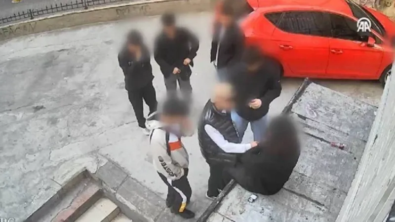 Kadıköy’de ellerinde bıçakla haraç isteyen çocuklar