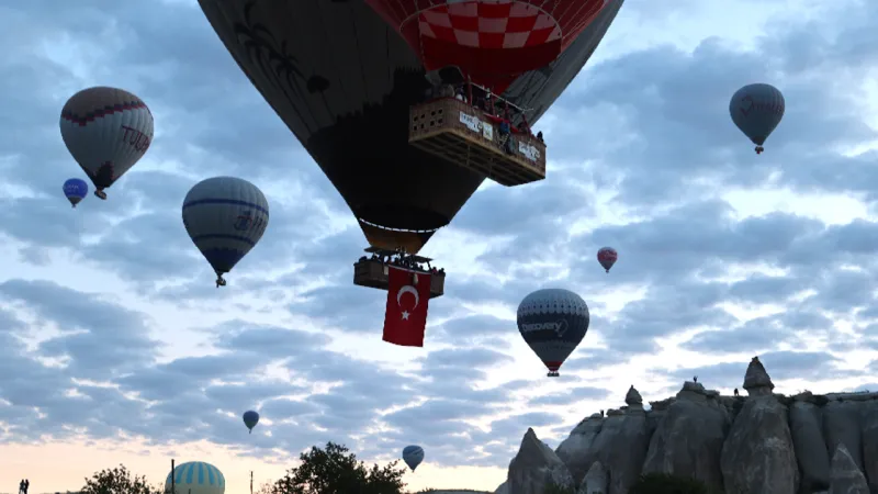 Kapadokya'da balonlar Türk bayrakları ile uçtu