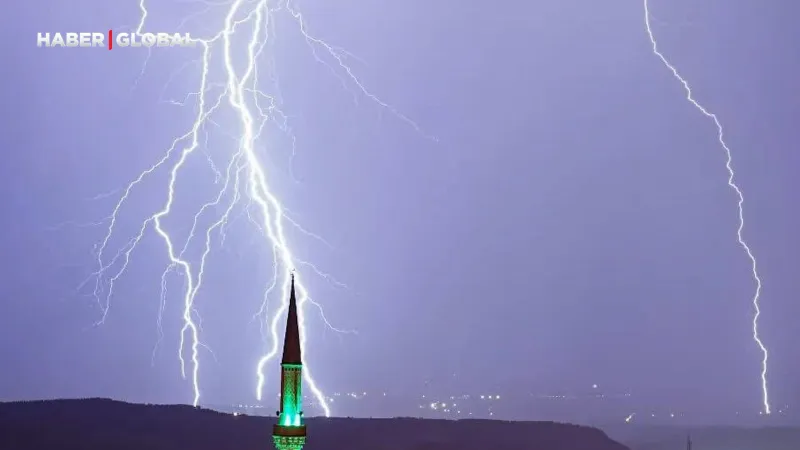 Karabük'te şimşekler görsel şölen oluşturdu