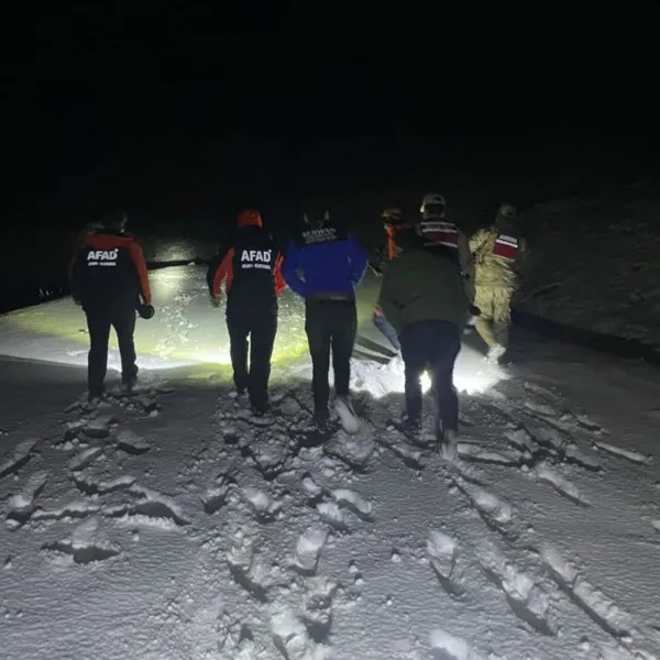 Karda mahsur kalan 2 kişi kurtarıldı