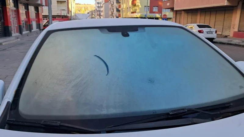 Kars'a kış geldi, camlar buzla kaplandı