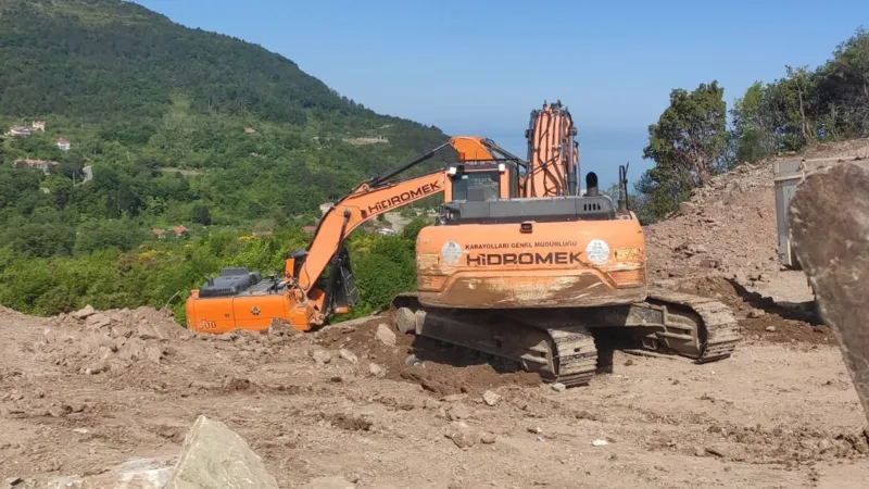 Kastamonu'da heyelan! Yol trafiğe kapandı