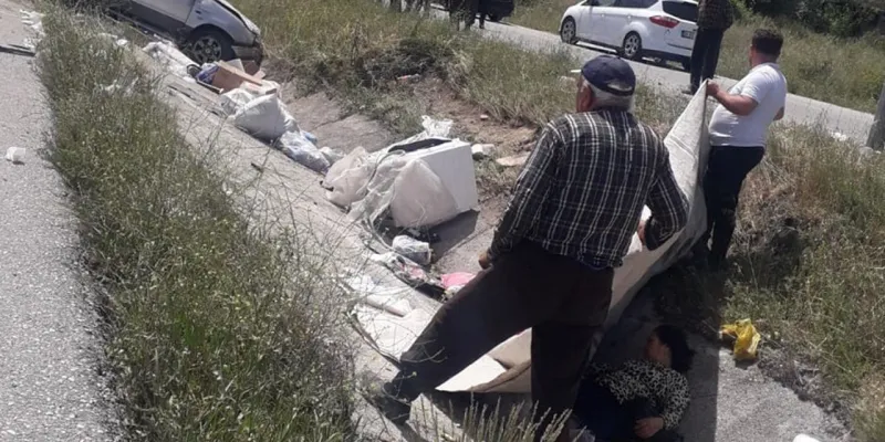 Çorum'da Kaza! Yaralı Kadını Güneşten Korumak İçin Seferber Oldular