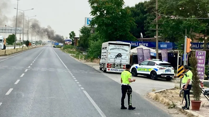 Manisa'da, Ankara yolu üzerinde çıkan yangın zor anlar yaşattı