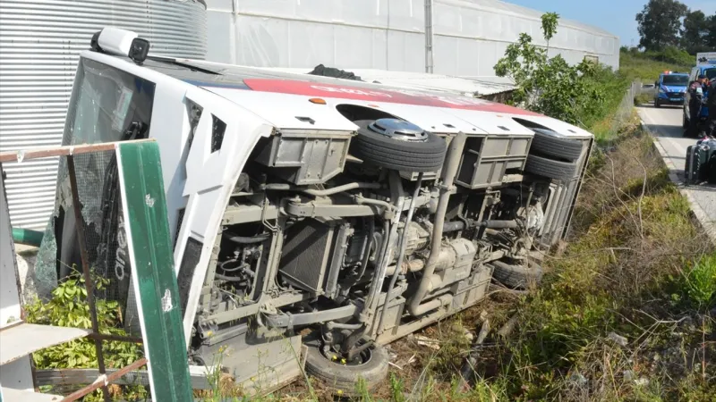 Antalya'da tur midibüsünün devrildi: 18'i turist 19 kişi yaralandı