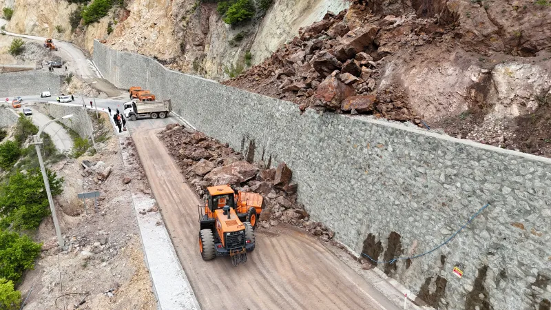 Artvin'de heyelan kameraya yansıdı! 