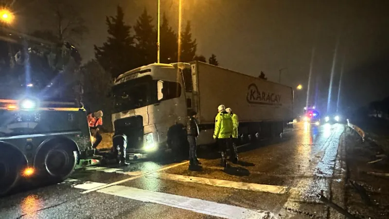 Büyükçekmece'de makaslayan tır, D100 kara yolunu kapattı