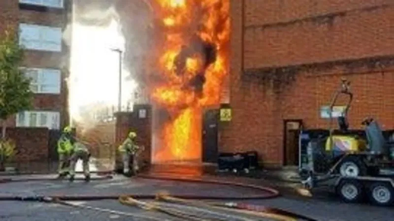 İngiltere’de trafo merkezinde yangın! Londra duman altında