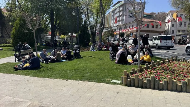 İstanbul Valiliği duyurdu: Okul bahçeleri, spor salonları ve camiler, geceyi evlerinde geçirmek istemeyen vatandaşların kullanımına açıldı