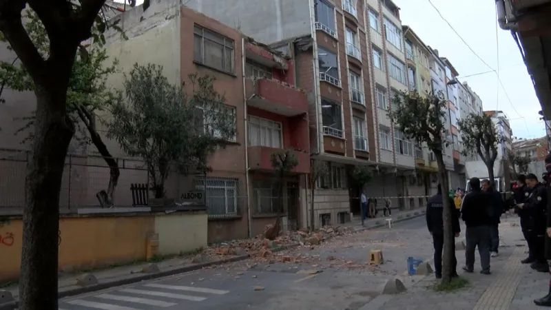İstanbul'da depremde hasar gören 2 bina tahliye edildi