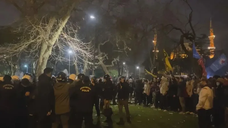İzinsiz gösteriler sırasında Cumhurbaşkanına hakaret eden şüpheli tutuklandı