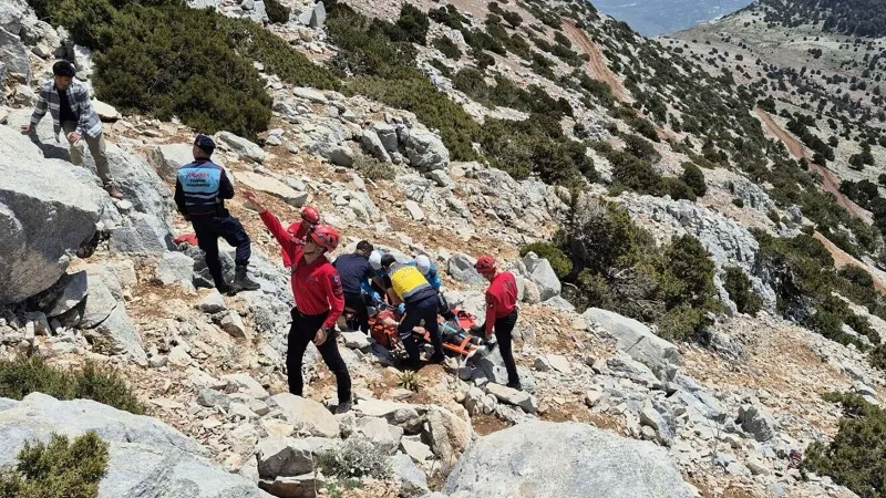 Kayalıklara düşen paraşütteki 2 kişi öldü