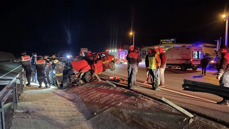 Kocaeli'de acı kaza: Bariyere çarpan otomobildeki 2 kişi öldü