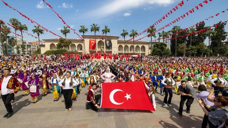 Mersin'de 23 Nisan coşkusu: Çocuklar gösteriyle mest etti