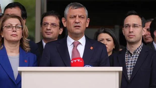 Özgür Özel'den Sırrı Süreyya Önder'in tedavi gördüğü hastaneye ziyaret