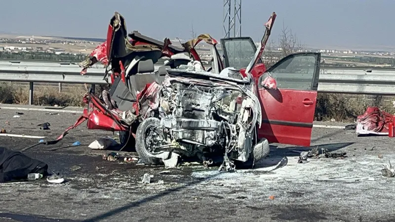 Niğde'de Korkunç Kaza: Otomobil Tıra Ok Gibi Saplandı!