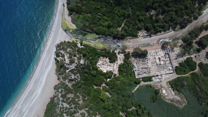 Olympos'taki Roma dönemine ait kaya mezarları ziyaretçilere açıldı