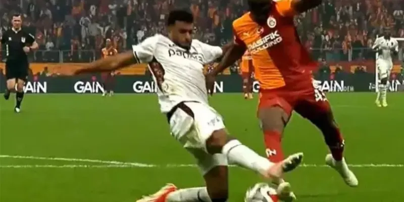 Osimhen'in pozisyonu penaltı mı? Eski hakemler açıkladı