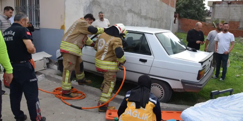 Otomobil evin duvarına girdi: Baba ve oğlu yaralandı