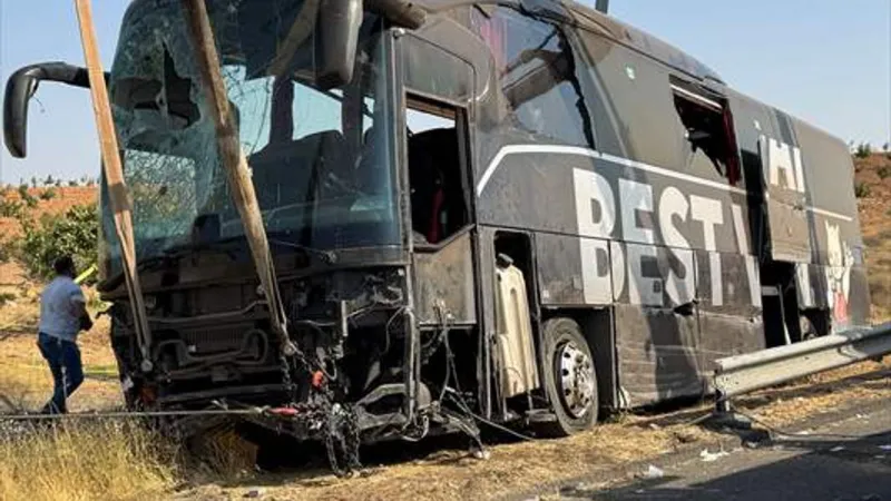 Şanlıurfa’da yolcu otobüsü devrildi: 27 yaralı